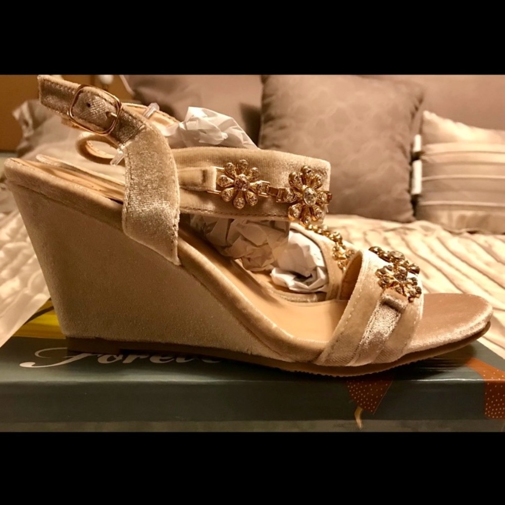 Forever Link Beige Velvet Flower Gem Embellished Wedges New Women’s Size 7